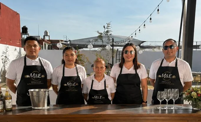 Equipo de meseros de M&E Servicios Especializados
